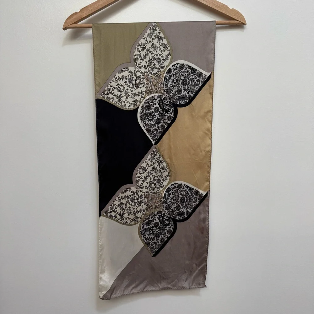 Oscar‎ Oscar De La Renta 100% Silk Paisley Color Black Scarf